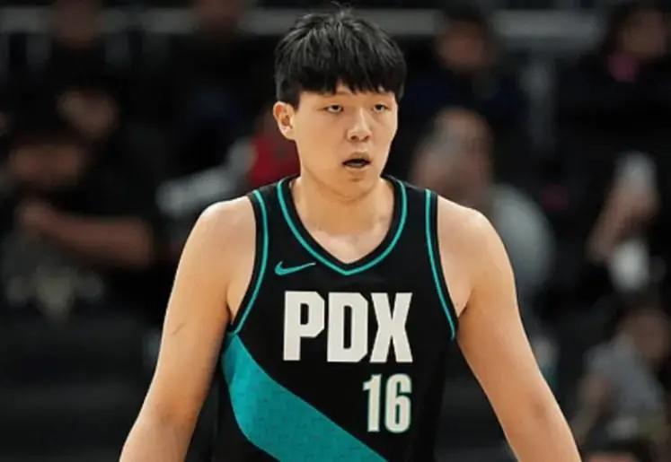 kaiyun-杨瀚森对勇士太劣势！首节三分打铁，外防成弊端，进攻地位太低了